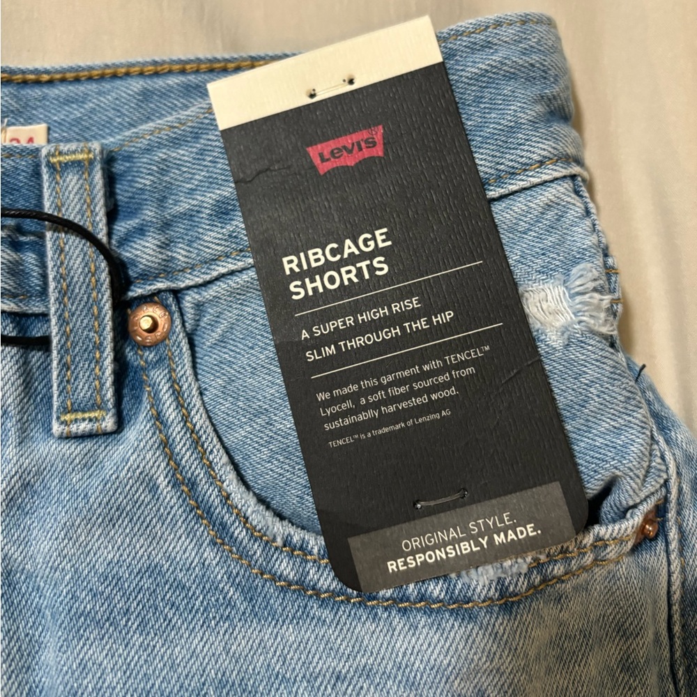 Levi’s Ribcage Shorts - Picture 3 of 4